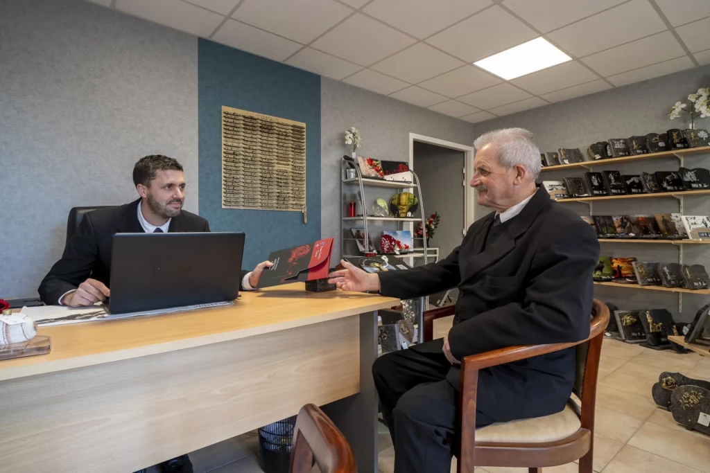 Entretien d'organisation d'obsèques entre un conseiller funéraire et une famille dans un bureau