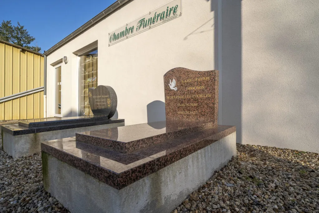 Monuments funéraires en granit gravés exposés en extérieur