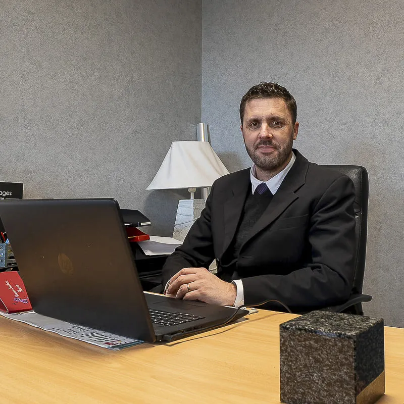 Conseiller funéraire en costume à son bureau de réception